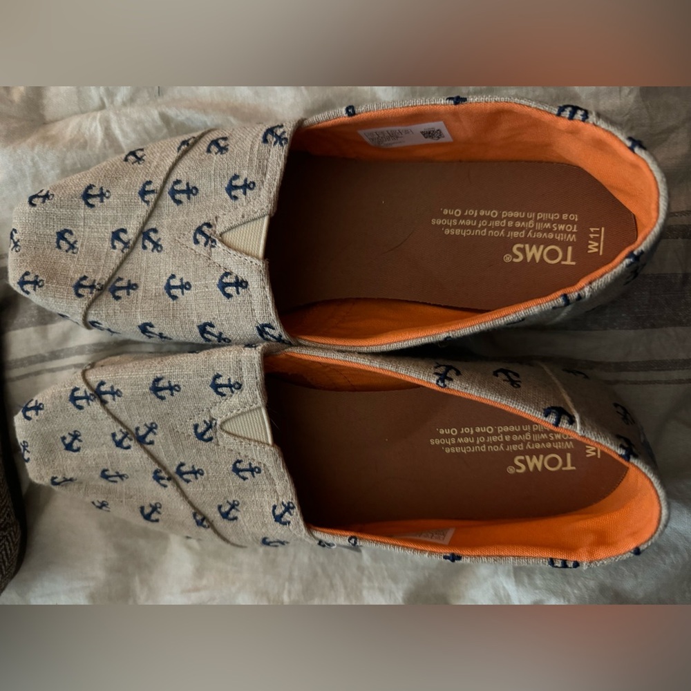 Woman’s size 11 Tom’s